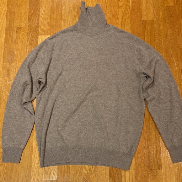 Men’s Orvis 100% cashmere sweater.